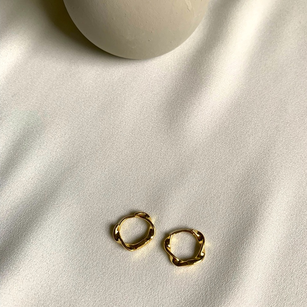 [🍍2 for $22] Simple Mini Gold Hoops - Wavy